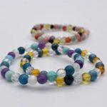 Bracelet en pierres naturelles sur mesure – création unique adaptée à vos maux et besoins énergétiques