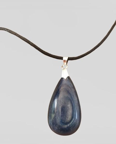 Découvrez le pendentif en cyanite, un bijou qui allie élégance et bien-être. Grâce à sa capacité à diffuser une énergie douce et bienveillante, il devient un précieux allié pour lutter contre le stress et l'anxiété. Que ce soit pour rehausser votre style ou pour favoriser votre sérénité intérieure, ce pendentif est une véritable invitation à la paix et à l'harmonie.