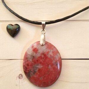 Découvrez le pendentif Thulite, un bijou captivant qui allie élégance et bienfaits énergétiques. Pierre d’amour et de passion
