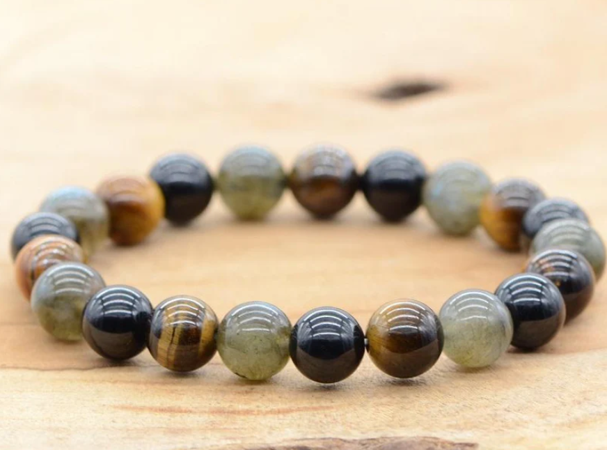 Découvrez notre bracelet "Confiance et protection", conçu avec de la tourmaline noire, de la labradorite et de l'œil de tigre. Ce bijou unique allie l'élégance à des propriétés puissantes. En effet, la tourmaline noire offre une protection contre les énergies négatives, tandis que la labradorite stimule l'intuition et la créativité. De plus, l'œil de tigre renforce la confiance en soi et favorise la prise de décision.