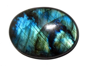 Vertus de la labradorite.La labradorite agit comme un bouclier protecteur en absorbant les énergies négatives de l'environnement. De plus, elle dissout les maux et les chagrins des autres pour protéger celui ou celle qui la porte.