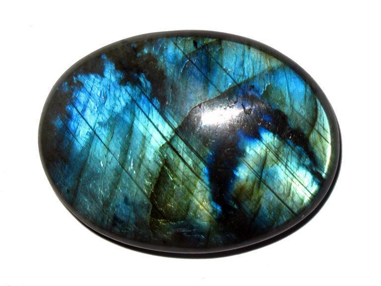 Vertus de la labradorite.La labradorite agit comme un bouclier protecteur en absorbant les énergies négatives de l'environnement. De plus, elle dissout les maux et les chagrins des autres pour protéger celui ou celle qui la porte.