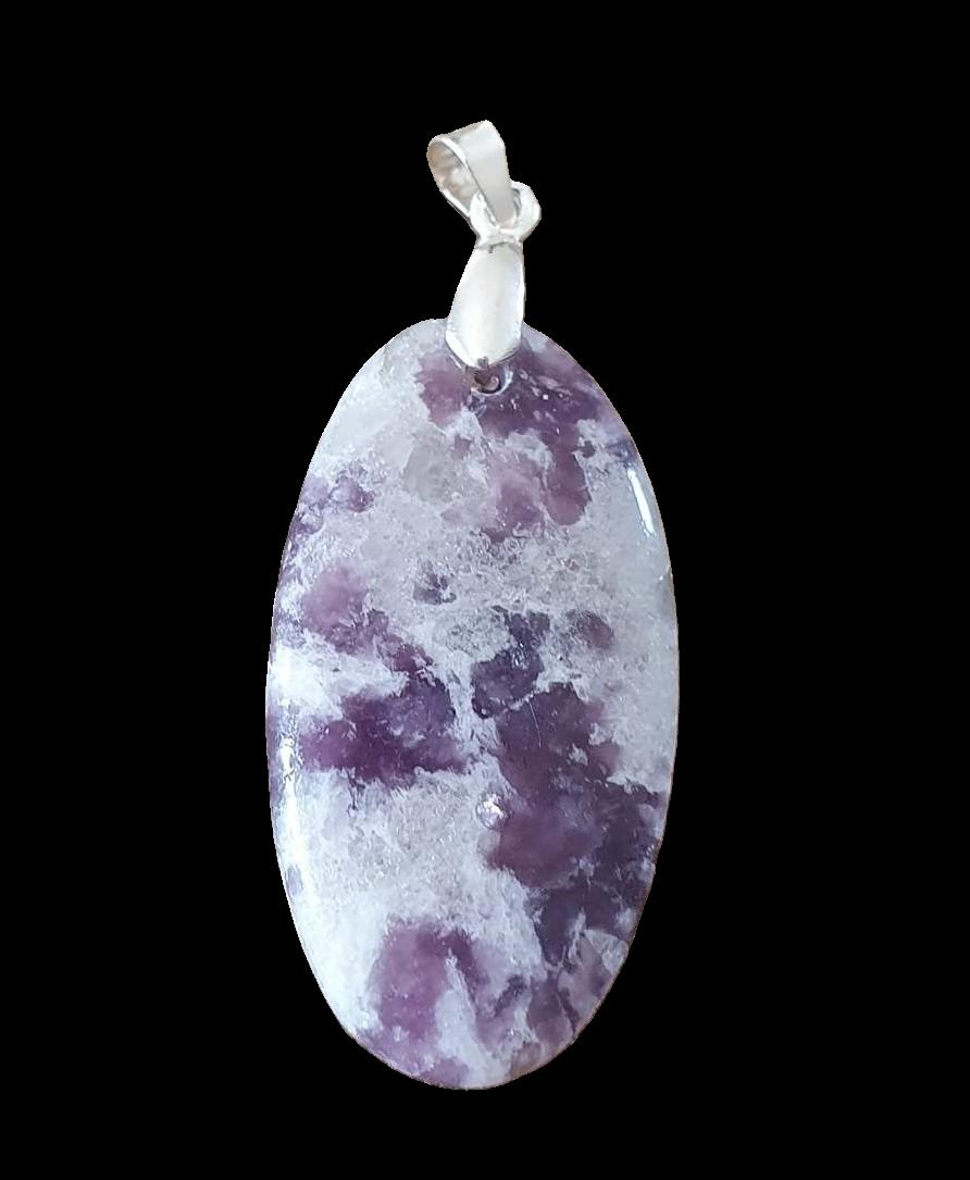 Découvrez le pendentif Lépidolite, un bijou unique qui allie beauté et bienfaits pour le bien-être. Reconnu pour ses propriétés apaisantes, ce pendentif est idéal pour ceux qui cherchent à réduire le stress et l'anxiété au quotidien. Avec sa couleur violette délicate et ses nuances scintillantes, le pendentif Lépidolite ne se contente pas d'embellir votre style, il favorise également l'équilibre émotionnel et la sérénité intérieure. Plongez dans l'univers de la lithothérapie et laissez-vous séduire par les vertus de ce magnifique pendentif.