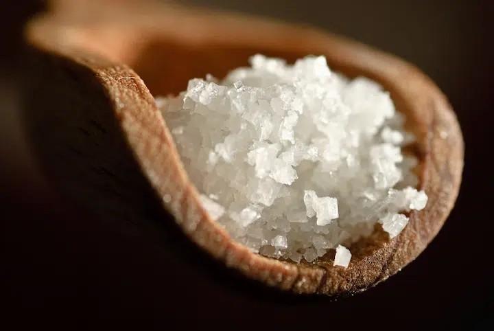 Purifier ses pierres avec du sel