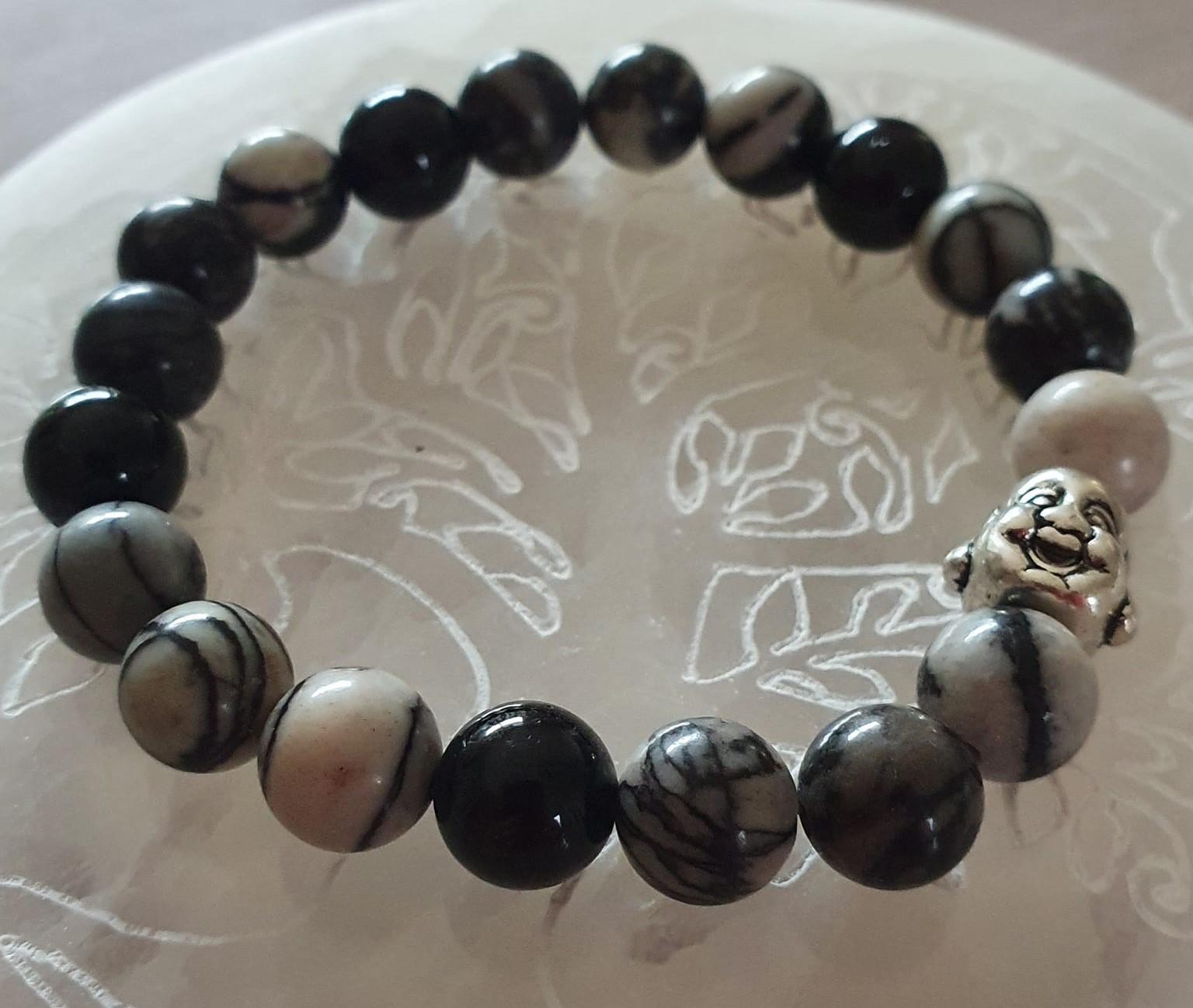 Choisissez le bracelet "Entraide et compassion" en jaspe araignée et tourmaline noire pour favoriser la solidarité et la bienveillance. En effet, ces pierres puissantes vous aident à cultiver des relations harmonieuses et à surmonter les défis ensemble.