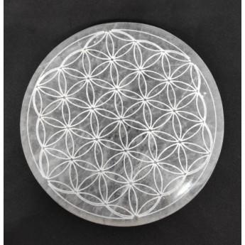 Découvrez notre magnifique plaque de rechargement en sélénite de 8 cm de diamètre, ornée du symbole de la “Fleur de Vie” Par ailleurs, la Fleur de Vie symbolise l’harmonie et la création. Ainsi, cette plaque est idéale non seulement pour recharger vos cristaux, mais aussi pour embellir votre espace. En somme, elle apportera une touche de sérénité à votre quotidien.