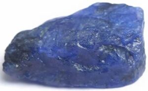Explorez les caractéristiques fascinantes du saphir et apprenez-en davantage sur ses différentes variétés.