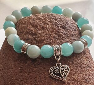 L’amazonite est une pierre précieuse fascinante, reconnue pour ses nombreux bienfaits. En effet, elle offre des avantages tant sur le plan émotionnel que physique. Dans cet article, nous explorerons les propriétés uniques de l’amazonite et comment elle peut améliorer votre bien-être. Que vous soyez novice ou passionné de lithothérapie, découvrez pourquoi l’amazonite mérite une place dans votre collection de pierres.