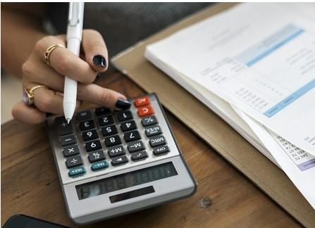 Pour déterminer le prix de vente d’un bijou artisanal, il est essentiel de prendre en compte plusieurs facteurs clés. Tout d’abord, il faut évaluer le coût des matériaux utilisés, puis ajouter le temps de travail investi dans la création. Ensuite, il est important de considérer les frais généraux, tels que les charges et les commissions éventuelles.