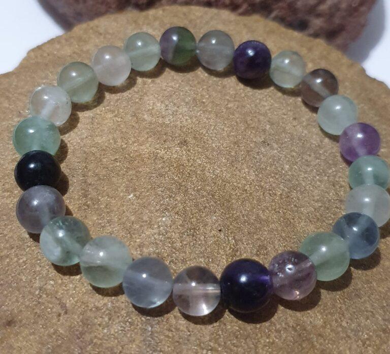 La pierre fluorite est réputée pour ses propriétés apaisantes, aidant à soulager le stress, l'anxiété et la dépression.