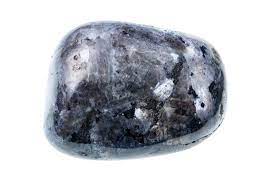 La larvikite offre des vertus apaisantes et agit comme un bouclier contre divers maux et chagrins.