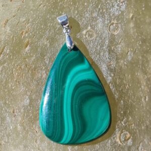 Les bienfaits de la pierre Malachite sur le plan spirituel et émotionnel : La malachite permet de libérer des blocages émotionnels et affectifs enfouis par notre psychisme tout au long de notre vie. Cette pierre va vous permettre de surmonter et d’évacuer les angoisses, les craintes et les peurs. Porter une malachite donne de la vitalité et de l’énergie. Elle donne envie d’avoir des projets et de les réaliser. Elle permet de surmonter les difficultés de la vie. Cette pierre est un véritable soutien moral. ✨Les bienfaits de la pierre Malachite sur le plan physique : L’une des principales vertus de cette pierre est son pouvoir apaisant sur les douleurs physiques et articulaires. Elle peut soulager les inflammations et réduire les sensations de douleurs. Cette belle pierre est également connue pour renforcer le système immunitaire. Elle agit en stimulant l’énergie vitale du corps et en harmonisant les flux d’énergie. Elle peut aider à renforcer la résistance aux maladies et favoriser une meilleure santé.