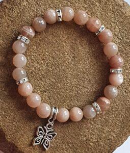 Découvrez le bracelet "Joie de vivre" en Pierre de soleil, une pièce unique qui illumine votre quotidien. Grâce à ses magnifiques reflets dorés, ce bracelet ne se contente pas d'être un accessoire de mode ; il incarne également des énergies positives et revitalisantes. En portant ce bracelet, vous invitez la joie et la vitalité dans votre vie, tout en ajoutant une touche d'élégance à votre style. Ne manquez pas l'occasion de vous offrir ce bijou inspirant !