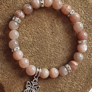 Découvrez le bracelet "Joie de vivre" en Pierre de soleil, une pièce unique qui illumine votre quotidien. Grâce à ses magnifiques reflets dorés, ce bracelet ne se contente pas d'être un accessoire de mode ; il incarne également des énergies positives et revitalisantes. En portant ce bracelet, vous invitez la joie et la vitalité dans votre vie, tout en ajoutant une touche d'élégance à votre style. Ne manquez pas l'occasion de vous offrir ce bijou inspirant !