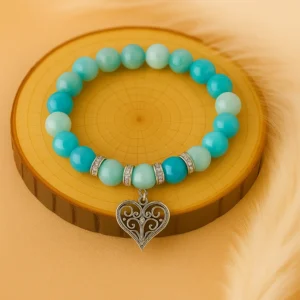 Bracelet en Amazonite naturelle posé sur un support bois – bijou artisanal apaisant symbole d’harmonie et de sérénité intérieure.