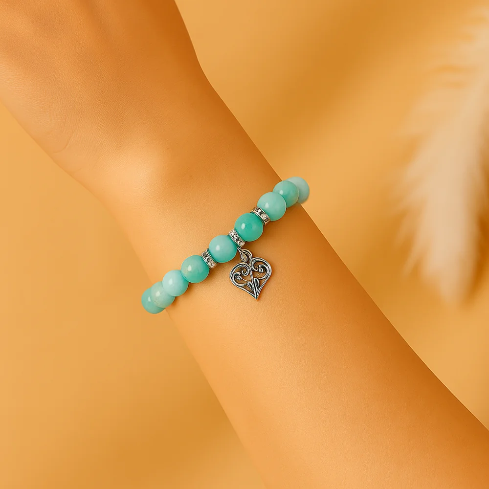 Bracelet en Amazonite naturelle porté au poignet féminin – bijou artisanal bleu turquoise favorisant la paix intérieure et la confiance en soi.