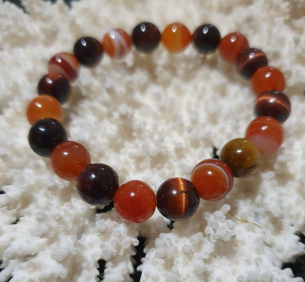 Choisissez le bracelet Cornaline et Œil de taureau "Confiance en soi" pour booster votre assurance. Ce bijou allie les propriétés de la cornaline, qui stimule la motivation, et de l'œil de taureau, qui renforce la détermination. Ensemble, ils vous aident à surmonter les doutes et à affirmer votre potentiel.