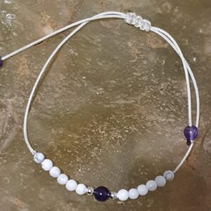 L'Howlite et l'Améthyste sont deux pierres aux vertus complémentaires. L'Howlite est reconnue pour ses propriétés apaisantes, aidant à calmer l'anxiété et à réguler les émotions. En revanche, l'Améthyste favorise la paix intérieure et stimule la méditation, permettant ainsi de prendre du recul sur les situations stressantes. Ensemble, elles forment un duo puissant pour le bien-être émotionnel et spirituel.