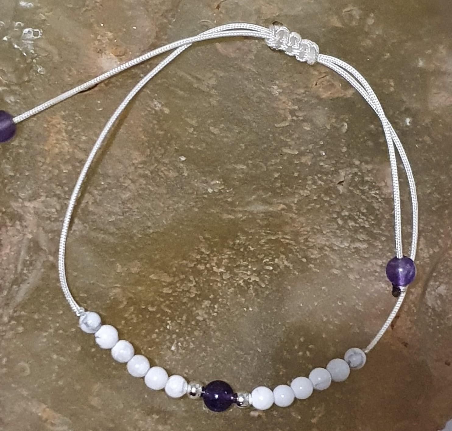 L'Howlite et l'Améthyste sont deux pierres aux vertus complémentaires. L'Howlite est reconnue pour ses propriétés apaisantes, aidant à calmer l'anxiété et à réguler les émotions. En revanche, l'Améthyste favorise la paix intérieure et stimule la méditation, permettant ainsi de prendre du recul sur les situations stressantes. Ensemble, elles forment un duo puissant pour le bien-être émotionnel et spirituel.