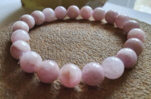 La pierre kunzite exerce une influence bénéfique sur le cœur et le système vasculaire en général. En effet, elle favorise le bon fonctionnement de cet organe tout en améliorant la circulation du sang. De plus, la kunzite permet de réguler la tension artérielle et contribue à la régénération des poumons, ce qui privilégie une meilleure respiration. Par ailleurs, cette pierre, fortement imprégnée d’énergies féminines, exerce une influence puissante sur le système hormonal des femmes.