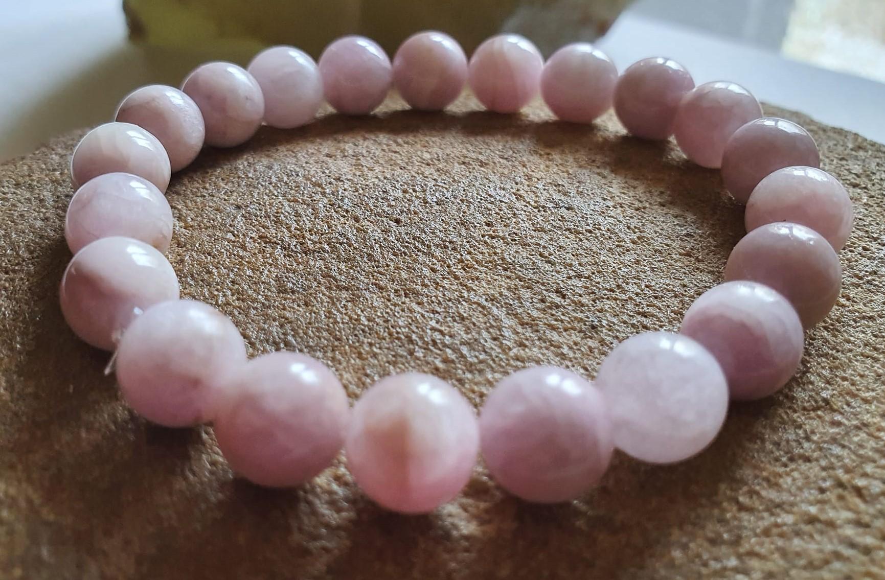 La pierre kunzite exerce une influence bénéfique sur le cœur et le système vasculaire en général. En effet, elle favorise le bon fonctionnement de cet organe tout en améliorant la circulation du sang. De plus, la kunzite permet de réguler la tension artérielle et contribue à la régénération des poumons, ce qui privilégie une meilleure respiration. Par ailleurs, cette pierre, fortement imprégnée d’énergies féminines, exerce une influence puissante sur le système hormonal des femmes.