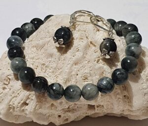 Notre bracelet en Larvikite puise dans votre force intérieure pour surmonter les difficultés de la vie. En plus d'être une source de soutien, il se distingue par son élégance. Ses tons gris et noirs aux reflets argentés lui donnent un aspect chic et mystérieux.