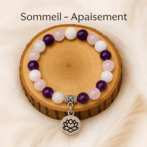 Bracelet Sommeil Apaisement en quartz rose, améthyste et pierre de lune posé sur un support naturel.