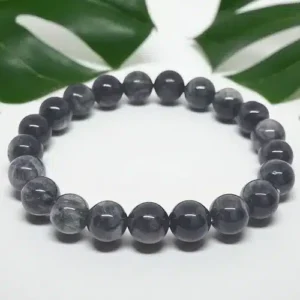 Découvrez le bracelet Chrysobéryl Oeil de Chat, un minéral qui protège efficacement contre le mauvais œil. En effet, il agit comme un parapluie, vous gardant à l’abri de la négativité et des entités malveillantes. Optez pour ce bijou pour une protection optimale au quotidien !