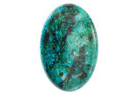 La chrysocolle agit comme une pierre relaxante et apaisante, surtout en période de nervosité intense. En effet, elle étouffe les énergies négatives. Ainsi, en absorbant et en emmagasinant ces mauvaises énergies, cette roche vous libère de votre mal-être.