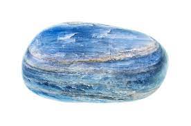 La cyanite est une pierre hautement énergétique. Elle diffuse une énergie douce et bienveillante qui aide à lutter contre le stress et l'anxiété.