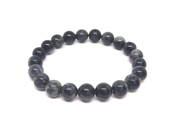 Découvrez le bracelet Chrysobéryl Oeil de Chat, un minéral qui protège efficacement contre le mauvais œil. En effet, il agit comme un parapluie, vous gardant à l’abri de la négativité et des entités malveillantes. Optez pour ce bijou pour une protection optimale au quotidien !
