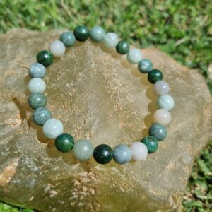 Choisissez un bracelet en Jade de Birmanie pour vous détacher du jugement des autres. Cette pierre, symbole d’honnêteté et de force, vous accompagne au quotidien. Apportez une touche de sérénité et de confiance à votre style avec ce bijou unique.
