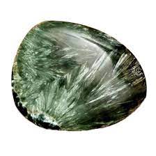 La séraphinite est une pierre exceptionnelle avec une belle couleur verte et de sublimes reflets argentés. Il s'agit d'un puissant symbole de vitalité et d'harmonie énergétique.