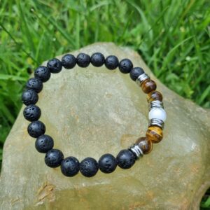 Découvrez notre magnifique bracelet alliant la puissance de la pierre de lave, l'énergie protectrice de l'œil de tigre et la sérénité de la howlite. Ce bijou unique ne se contente pas d'être un accessoire de mode ; il est également chargé de significations et de bienfaits pour le corps et l'esprit. Que vous soyez à la recherche d'un cadeau spécial ou d'une pièce pour compléter votre collection, ce bracelet est le choix parfait. Plongez dans l'univers fascinant des pierres naturelles et laissez-vous séduire par leurs vertus exceptionnelles.