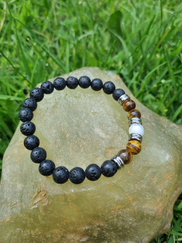 Découvrez notre magnifique bracelet alliant la puissance de la pierre de lave, l'énergie protectrice de l'œil de tigre et la sérénité de la howlite. Ce bijou unique ne se contente pas d'être un accessoire de mode ; il est également chargé de significations et de bienfaits pour le corps et l'esprit. Que vous soyez à la recherche d'un cadeau spécial ou d'une pièce pour compléter votre collection, ce bracelet est le choix parfait. Plongez dans l'univers fascinant des pierres naturelles et laissez-vous séduire par leurs vertus exceptionnelles.