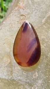 L’ambre, une résine fossile prisée en joaillerie, fascine par sa beauté et son histoire. Dans cet article, nous explorerons les caractéristiques uniques de l’ambre, son utilisation à travers les âges et son importance dans le domaine de la bijouterie.