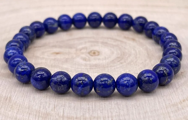 Le lapis-lazuli symbolise une forte personnalité. Elle répand autour d'elle beaucoup de tendresse, de bonheur et de bonne volonté. De plus, en favorisant l'introspection, elle vous aide à révéler vos problèmes physiques et psychologiques. Elle s'avère très utile pour mettre en lumière les causes cachées de vos difficultés.