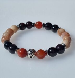 Découvrez notre bracelet énergisant en pierre de soleil, cornaline et grenat, conçu pour harmoniser votre énergie et embellir votre poignet. Grâce à ses pierres naturelles, ce bracelet ne se contente pas d'être un accessoire de mode, il favorise également le bien-être et la vitalité. Plongez dans l'univers des pierres précieuses et laissez-vous séduire par les bienfaits de ce bijou unique.