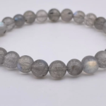 Porter un bracelet en labradorite, une pierre hautement mystique et protectrice, qui apporte la lumière. Elle forme une barrière contre les énergies négatives et prévient les fuites énergétiques.