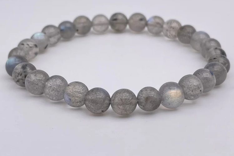 Porter un bracelet en labradorite, une pierre hautement mystique et protectrice, qui apporte la lumière. Elle forme une barrière contre les énergies négatives et prévient les fuites énergétiques.