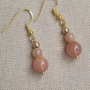Découvrez nos magnifiques boucles d'oreilles en pierre de lune et pierre de soleil. Ces bijoux uniques allient l'éclat mystique de la pierre de lune à la chaleur rayonnante de la pierre de soleil.