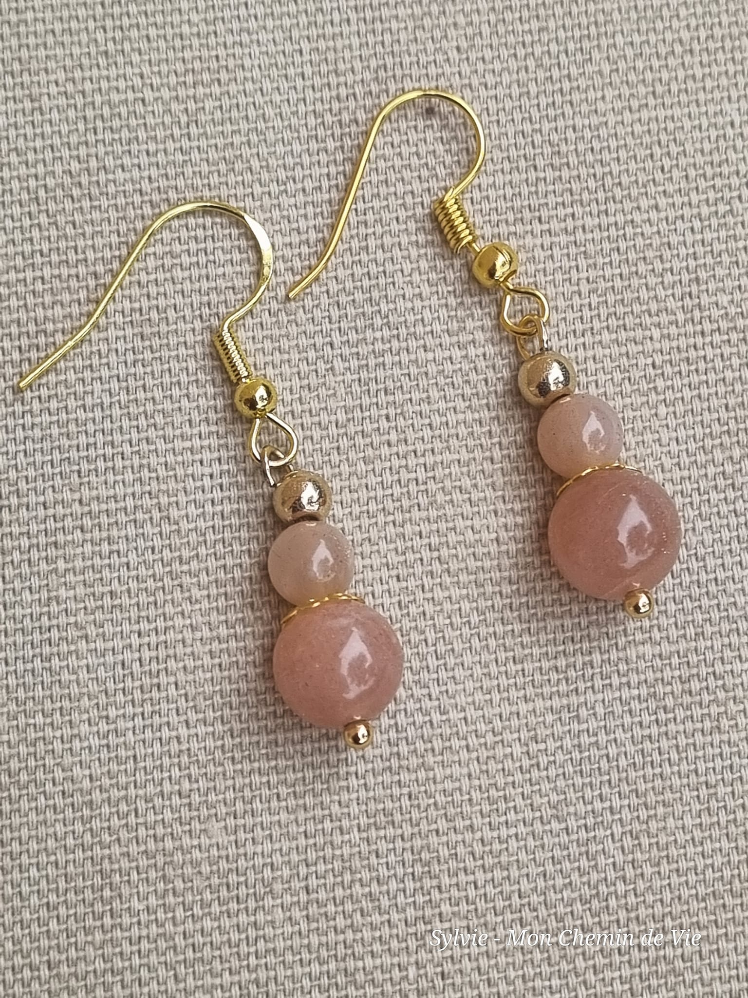 Découvrez nos magnifiques boucles d'oreilles en pierre de lune et pierre de soleil. Ces bijoux uniques allient l'éclat mystique de la pierre de lune à la chaleur rayonnante de la pierre de soleil.