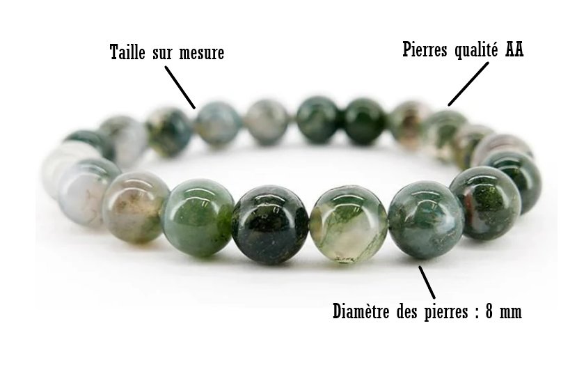 Bracelet Agate mousse "Confiance en soi" Propriétés psychiques Reliée à la Terre, l’agate mousse est une pierre d’harmonie, apportant des ondes positives, du bien-être, de la joie. Elle est en parfait accord avec la nature. C’est une pierre qui procure l’apaisement, le calme. Elle redonne confiance en soi. L’agate mousse provoque la bienveillance et donne de l’énergie. Elle permet de s’ouvrir aux autres et aux éléments naturels. Pierre de communication, elle facilite les relations amoureuses et sentimentales. Porter une agate mousse favorise la concentration, améliore la mémoire, dissipe les peurs. Ainsi, elle donne la force de lutter contre les angoisses et de surmonter ses phobies. Pierre remplie de bénéfices, elle évacue les rancœurs et les colères, provoque le pardon. Elle redonne du courage et de la volonté. Les personnes anxieuses ou angoissées trouveront la paix avec l’agate mousse. Elles se sentiront plus en sécurité grâce à ses énergies apaisantes. En effet, le porteur de cette pierre a le courage d’affronter certaines épreuves compliquées et elle lui donne le recul nécessaire pour surmonter ses blocages. Il peut ainsi repousser les ondes négatives, devenir plus clairvoyant, et acquérir un sentiment de paix intérieure. C’est une pierre d’ancrage et d’équilibre, elle permet de gérer les situations stressantes et de surmonter les états de tristesse intense. Porte-bonheur depuis l’Antiquité, l’agate mousse diffuse des ondes positives et canalise les bienfaits de l'environnement naturel. Propriétés physiques En lithothérapie, la pierre agate mousse convient aux personnes qui souffrent d'anorexie ou d'obésité. Elle convient également à toutes les personnes dont la peau est fragilisée, sensible et irritée. Une des caractéristiques de l'agate mousse en lithothérapie est de restaurer la vitalité des poumons. Elle favorise une respiration libre et vigoureuse.