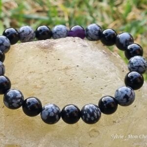 Optez pour le bracelet en obsidienne noire et Obsidienne neige pour éloigner les énergies négatives et protéger votre aura. Cette pierre renforce également votre ancrage à la terre, apportant ainsi une grande stabilité émotionnelle.