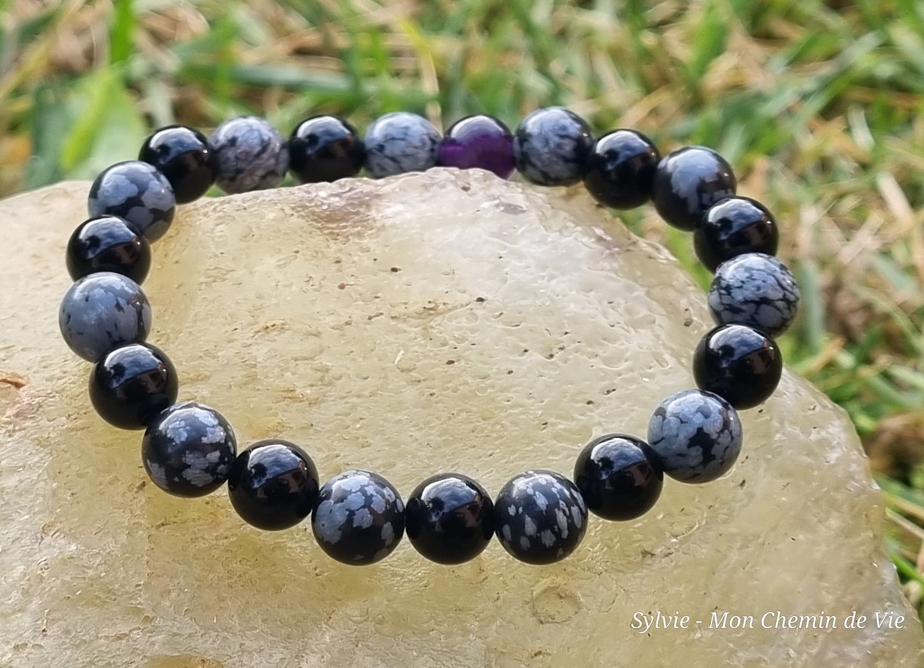 Optez pour le bracelet en obsidienne noire et Obsidienne neige pour éloigner les énergies négatives et protéger votre aura. Cette pierre renforce également votre ancrage à la terre, apportant ainsi une grande stabilité émotionnelle.