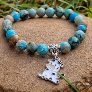 Découvrez notre bracelet en pierres naturelles de Turquoise. Ce bijou est idéal pour surmonter les états émotionnels négatifs, comme la dépression. Adoptez-le pour retrouver équilibre et sérénité.