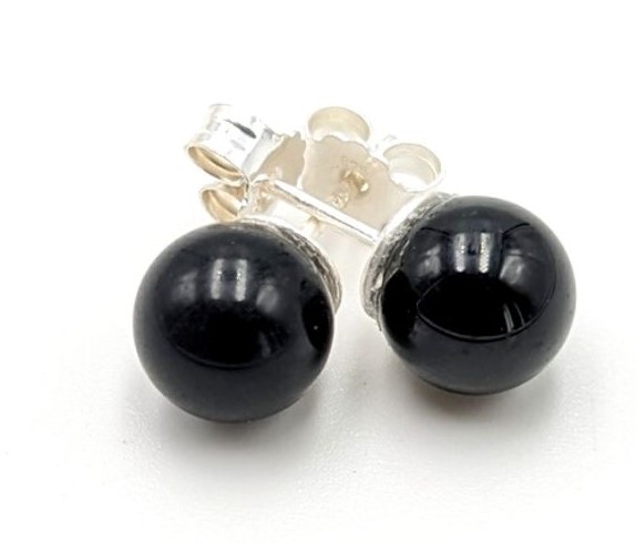 Découvrez nos élégantes puces d’oreilles Onyx / argent 925, qui allient sophistication et modernité. Ces bijoux uniques, grâce à leur design raffiné, ajoutent une touche de charme à toutes vos tenues. De plus, leur qualité en argent 925 garantit une durabilité exceptionnelle. N'attendez plus pour sublimer votre style avec ces magnifiques puces d’oreilles !