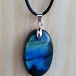 La labradorite a été une révélation pour moi, apportant protection et dissipant les énergies négatives au travail. Sa présence est un baume pour l'âme, me permettant de rester centrée et confiante au quotidien. Merci pour les très beaux bijoux que vous vendez, qui sont de très bonne qualité et à un prix défiant toute concurrence🥰