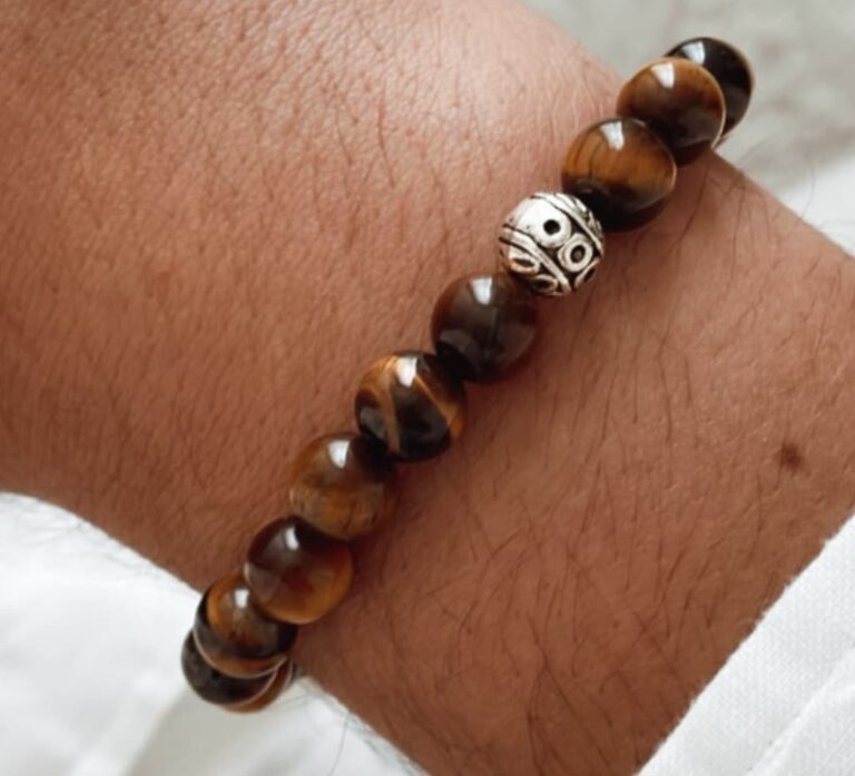 Bracelet Oeil de tigre porté au poignet
