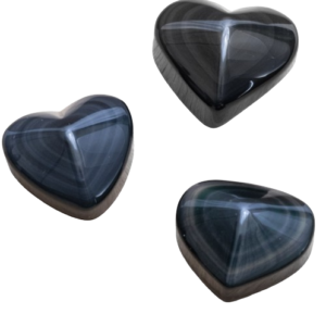 L'obsidienne œil céleste exerce un pouvoir extrêmement protecteur. En effet, elle entoure son porteur d’une armure qui repousse les énergies négatives et les influences néfastes. De plus, elle transforme ces énergies en lumière et écarte le mauvais sort.